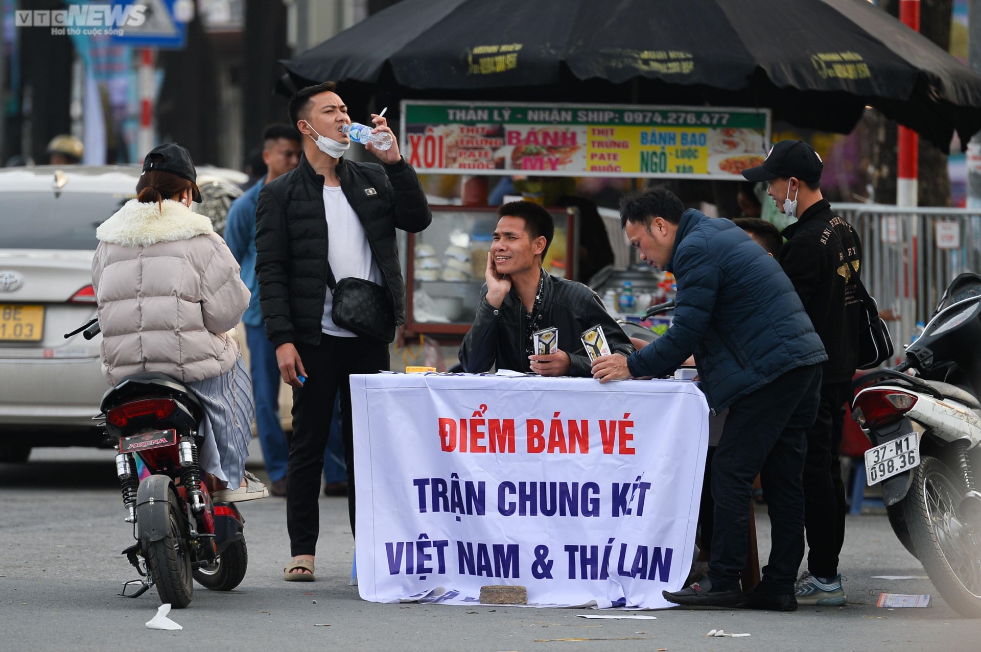 Phe vé hét giá 5 triệu đồng/cặp xem tuyển Việt Nam đá chung kết AFF Cup 2022 - Ảnh 8.