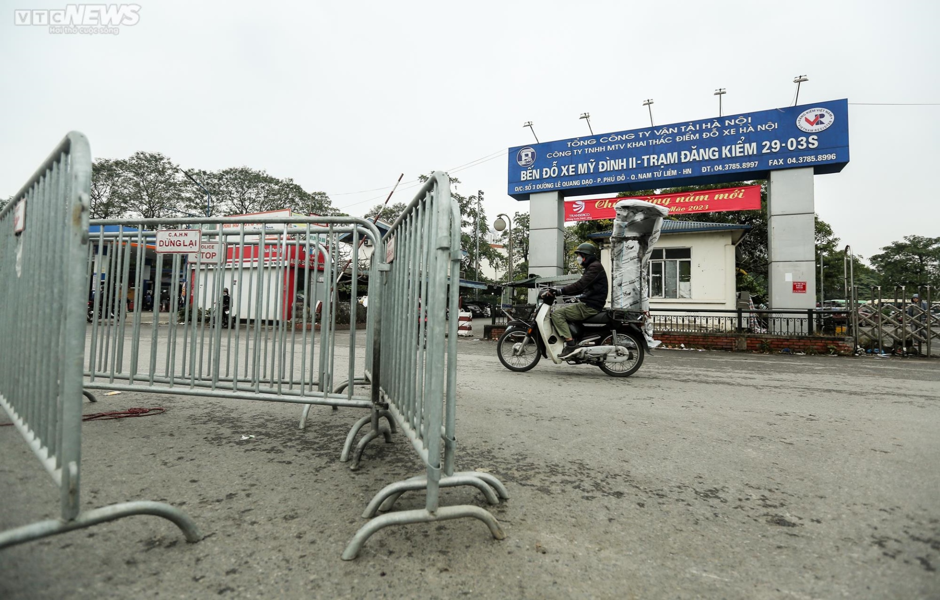 Cảnh ‘cửa đóng then cài’ của các trung tâm đăng kiểm ở Hà Nội - Ảnh 6.