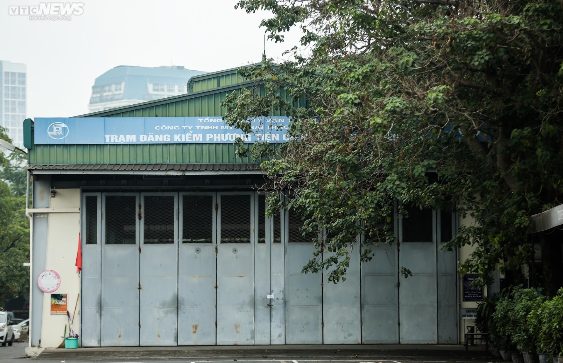 Cảnh ‘cửa đóng then cài’ của các trung tâm đăng kiểm ở Hà Nội - Ảnh 9.