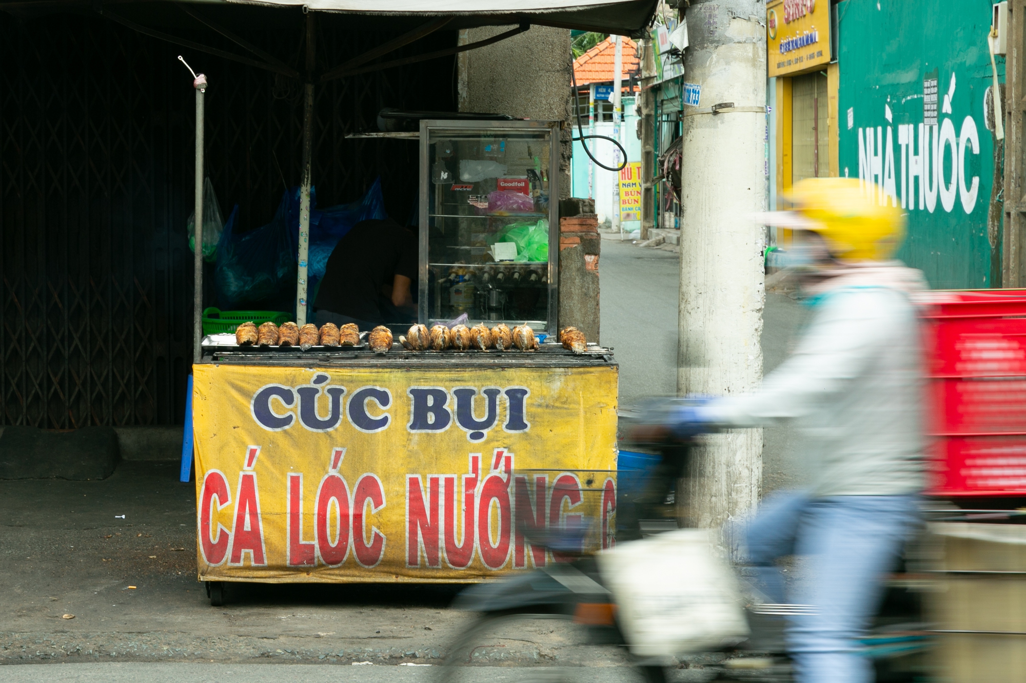 Món cá lóc nướng kiếm về cho các chủ xe đẩy vỉa hè hơn chục triệu một ngày, 2 ngày đặc biệt của dịp Tết thu nhập còn tăng gấp mười - Ảnh 7.