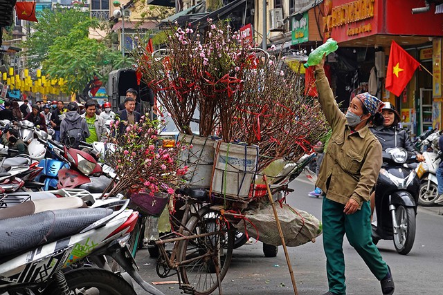 Khoảnh khắc bình dị đậm chất Hà Nội những ngày cận Tết - Ảnh 2.