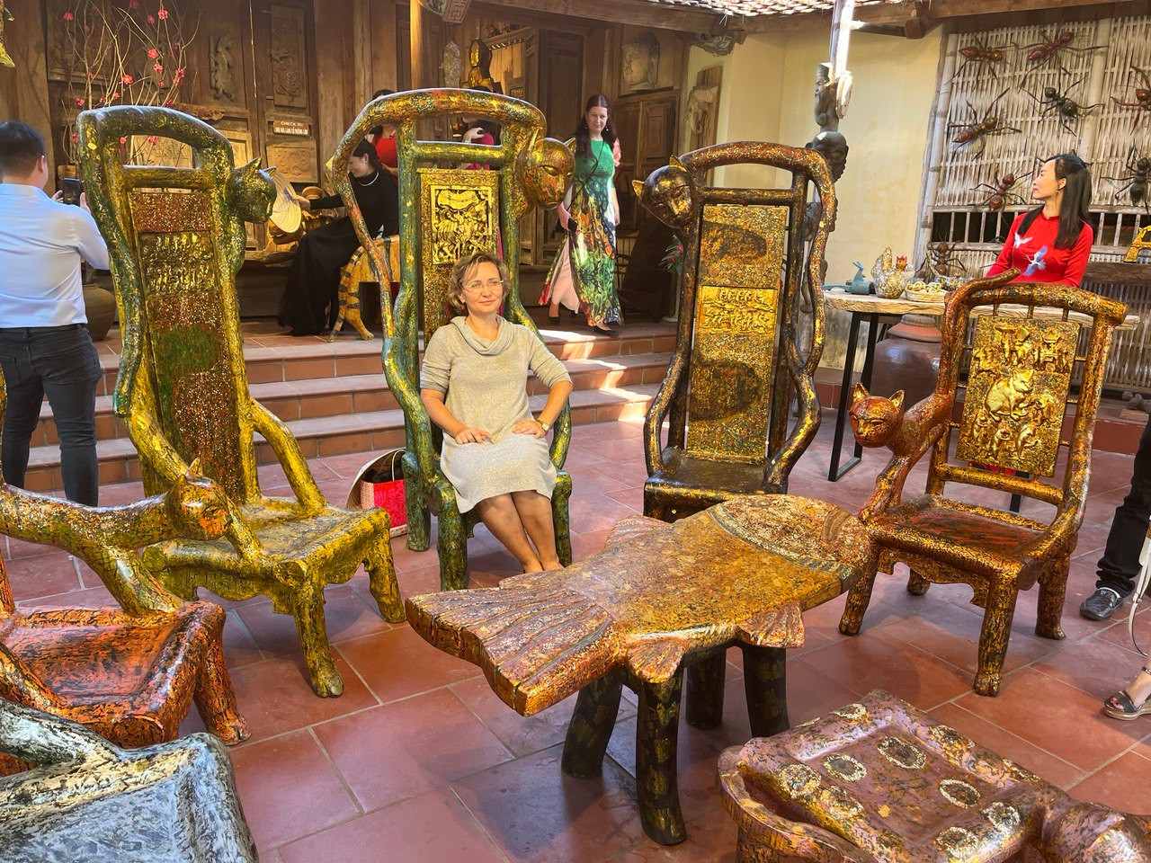 Khách Tây trải nghiệm Tết Việt, thích thú chụp ảnh cùng bộ bàn ghế sơn mài 1 tỷ đồng tại làng cổ Đường Lâm - Ảnh 1.