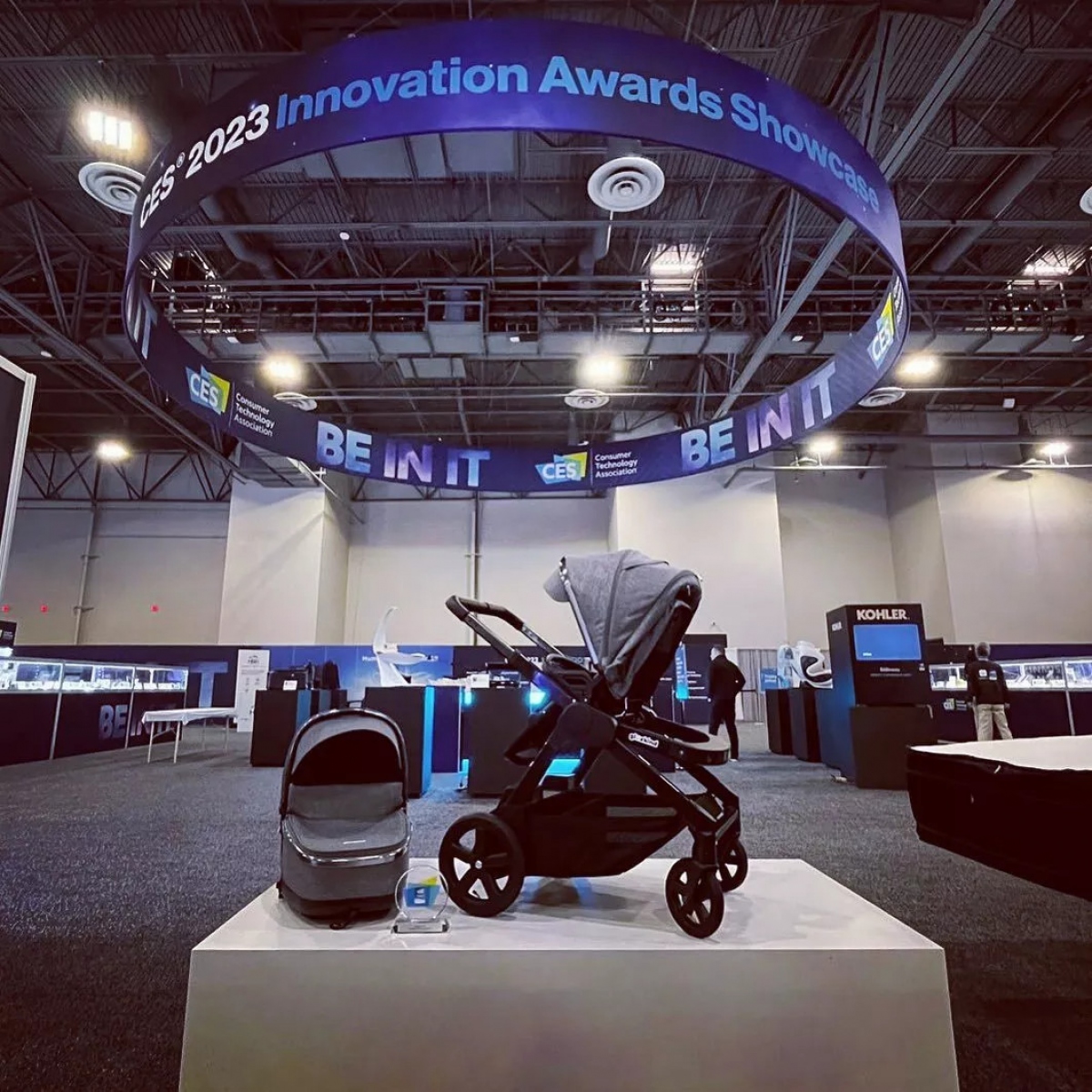 Độc lạ xe đẩy em bé tự động bằng công nghệ AI - Ảnh 1.