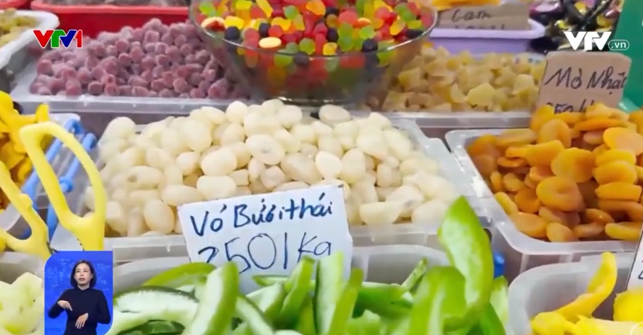 Thị trường bánh kẹo Tết: Tràn lan hàng ngoại không nhãn mác - Ảnh 3.