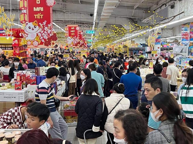 Xếp hàng dài chờ thanh toán lúc 22 giờ đêm tại các siêu thị, TTTM ở Hà Nội những ngày cận Tết - Ảnh 5.