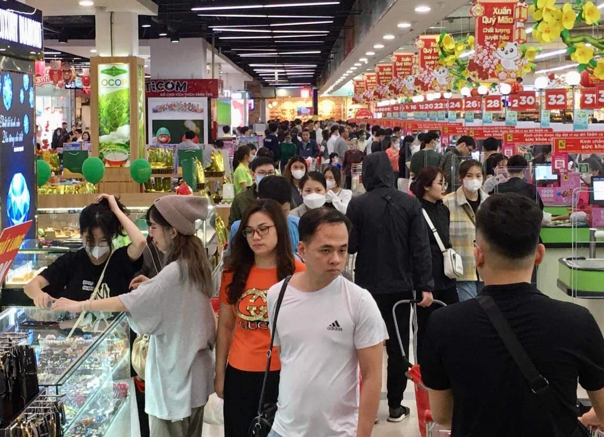 Xếp hàng dài chờ thanh toán lúc 22 giờ đêm tại các siêu thị, TTTM ở Hà Nội những ngày cận Tết - Ảnh 4.