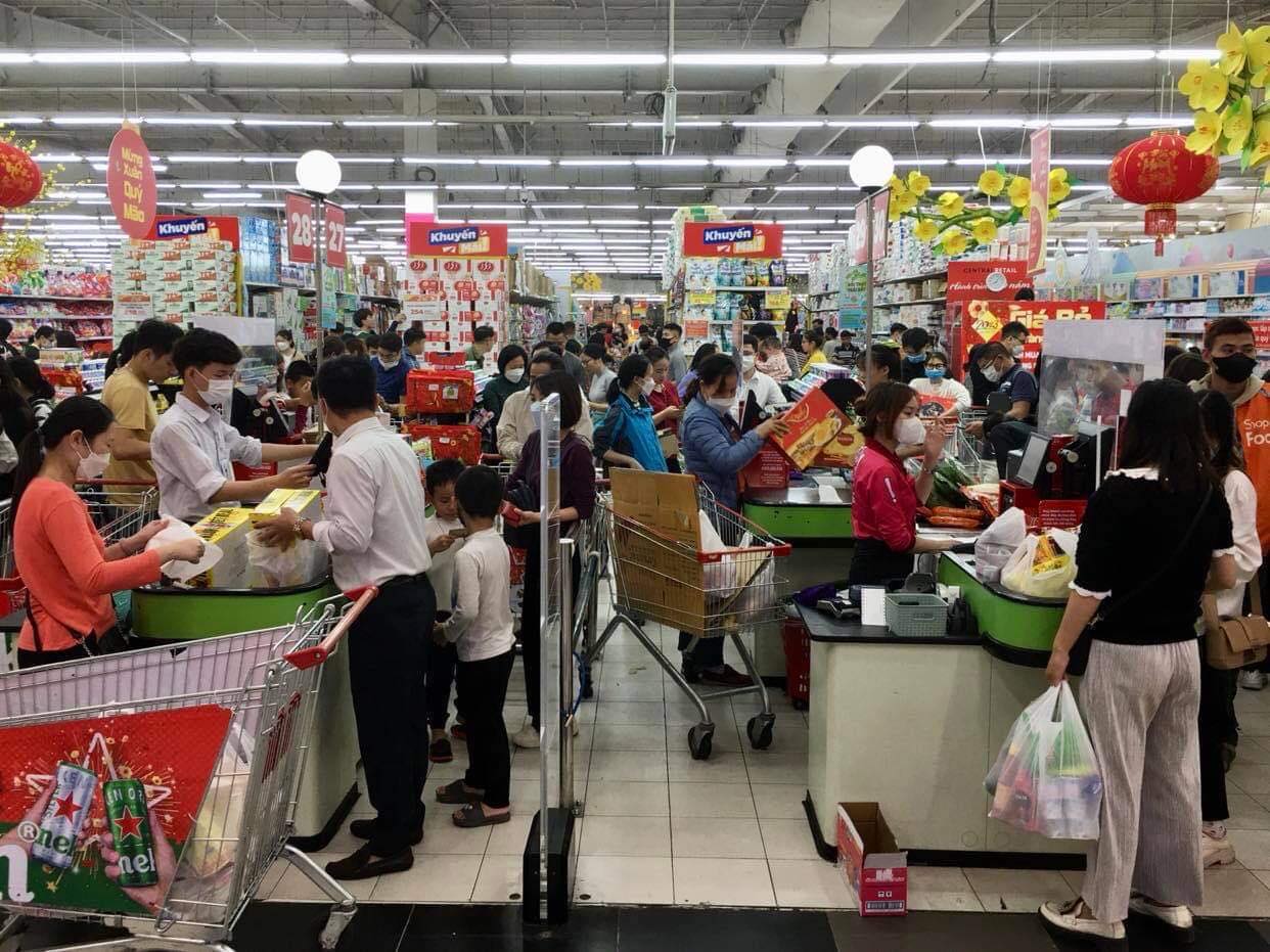 Xếp hàng dài chờ thanh toán lúc 22 giờ đêm tại các siêu thị, TTTM ở Hà Nội những ngày cận Tết - Ảnh 3.