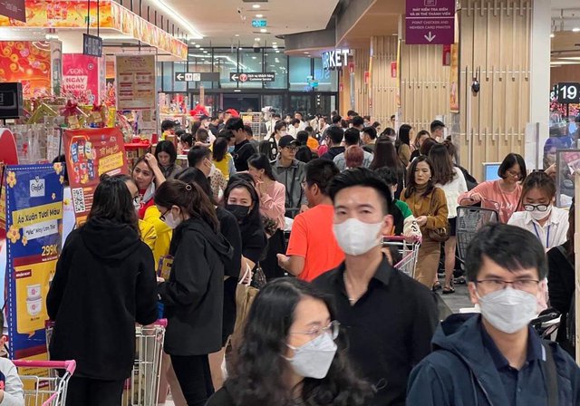 Xếp hàng dài chờ thanh toán lúc 22 giờ đêm tại các siêu thị, TTTM ở Hà Nội những ngày cận Tết - Ảnh 7.
