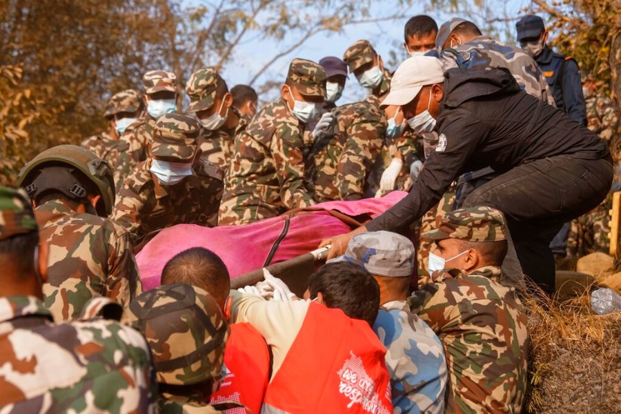 Nhân chứng vụ máy bay rơi tại Nepal kể lại về tiếng kêu cứu thảm khốc và nỗ lực tìm kiếm thi thể nạn nhân trong vô vọng - Ảnh 2.
