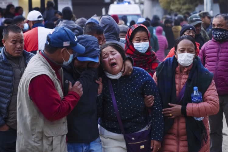 Nhân chứng vụ máy bay rơi tại Nepal kể lại về tiếng kêu cứu thảm khốc và nỗ lực tìm kiếm thi thể nạn nhân trong vô vọng - Ảnh 4.