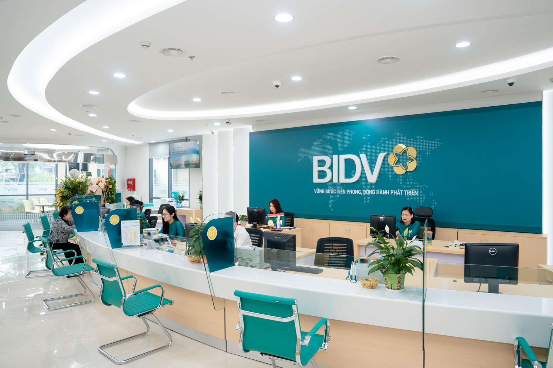 BIDV trở thành á quân vốn hóa thị trường chứng khoán Việt Nam, &quot;vượt mặt&quot; bộ đôi Vingroup - Ảnh 1.