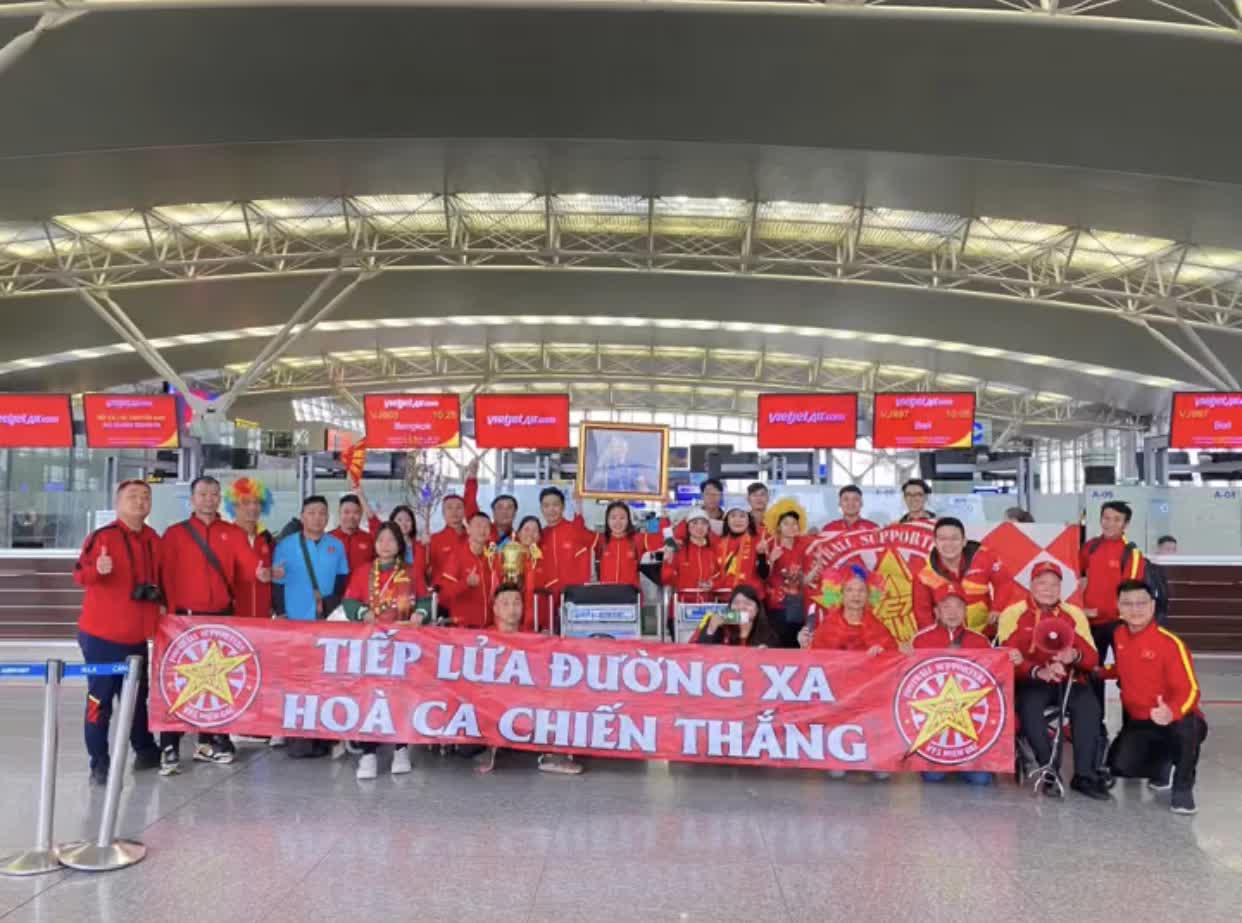 CĐV mặc áo đỏ, mang hoa đào sang Thái Lan cổ đội tuyển Việt Nam - Ảnh 1. CĐV mặc áo đỏ, mang hoa đào sang Thái Lan cổ đội tuyển Việt Nam - Ảnh 1.