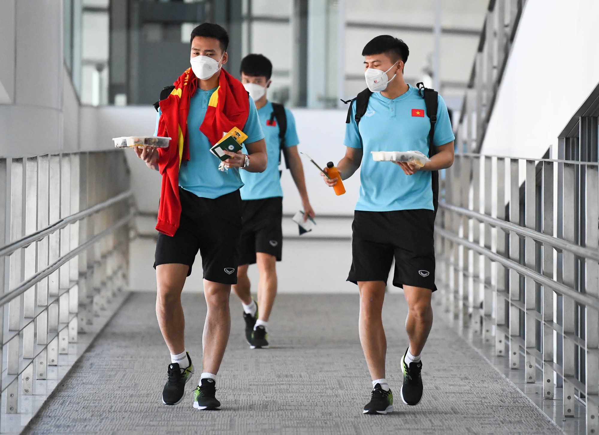 Tuyển Việt Nam đi chân đất, bọc đá gối, suất cơm vội... và hành trình AFF Cup sắp khép lại - Ảnh 3. Tuyển Việt Nam đi chân đất, bọc đá gối, suất cơm vội... và hành trình AFF Cup sắp khép lại - Ảnh 3.