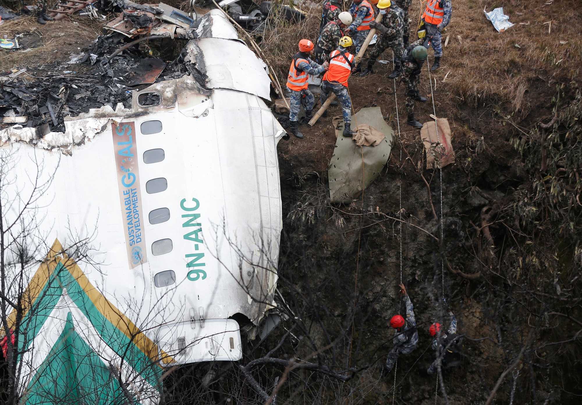 Tìm thấy hộp đen máy bay ATR 72 rơi ở Nepal - Ảnh 1.