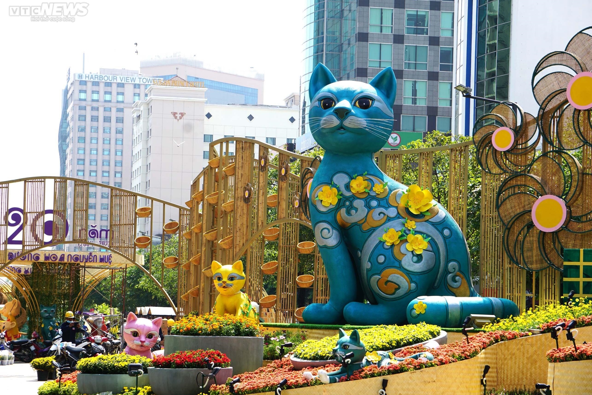 Linh vật mèo đường hoa Nguyễn Huệ được bình chọn 'gia đình đông con nhất' - Ảnh 2.