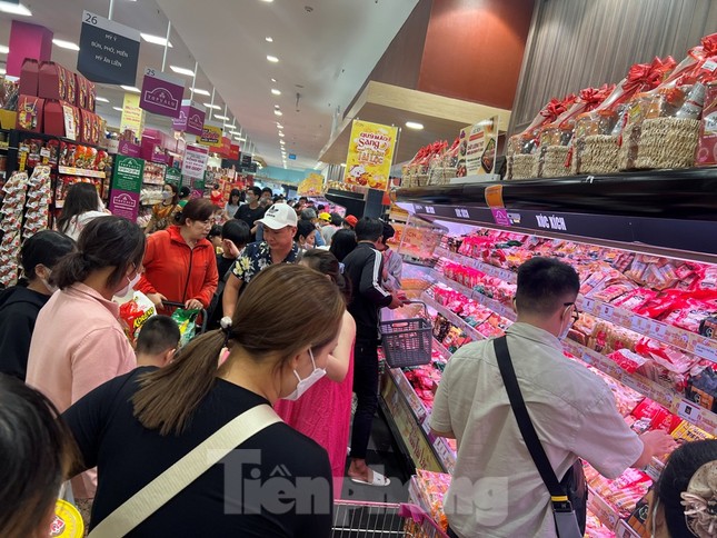 TPHCM dự trữ 30.000 tấn hàng, siêu thị mở cửa xuyên Tết - Ảnh 1.