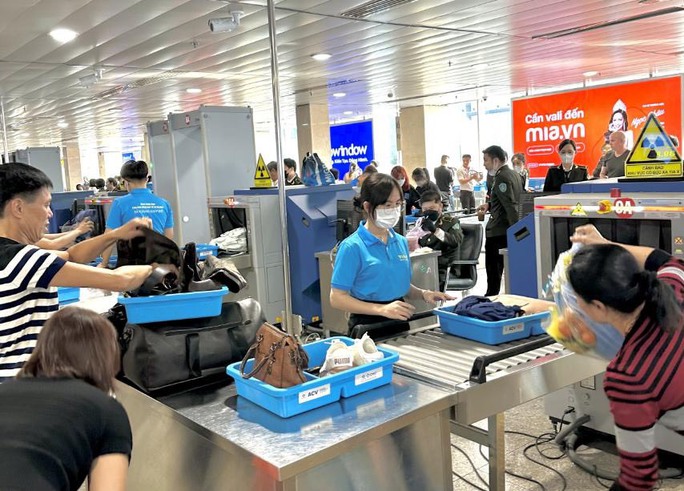 Sân bay Tân Sơn Nhất đón khách đông kỷ lục, nhiều người chọn bay đêm - Ảnh 1. Sân bay Tân Sơn Nhất đón khách đông kỷ lục, nhiều người chọn bay đêm - Ảnh 1.