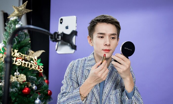 Độc lạ livestream bán hàng của nam nhân xứ Trung: Mặc nội y đến mang giày cao gót chục phân đều cân tất, kiếm 20 tỷ/tháng là chuyện thường - Ảnh 2. Độc lạ livestream bán hàng của nam nhân xứ Trung: Mặc nội y đến mang giày cao gót chục phân đều cân tất, kiếm 20 tỷ/tháng là chuyện thường - Ảnh 2.