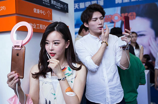 Độc lạ livestream bán hàng của nam nhân xứ Trung: Mặc nội y đến mang giày cao gót chục phân đều cân tất, kiếm 20 tỷ/tháng là chuyện thường - Ảnh 1. Độc lạ livestream bán hàng của nam nhân xứ Trung: Mặc nội y đến mang giày cao gót chục phân đều cân tất, kiếm 20 tỷ/tháng là chuyện thường - Ảnh 1.
