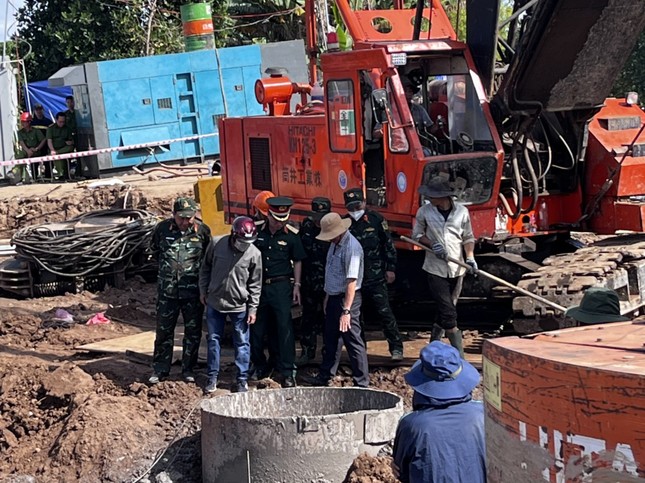 Vụ cháu bé lọt trụ công trình 35m tại Đồng Tháp: Lực lượng cứu hộ đã đào đến độ sâu 27m - Ảnh 3. Vụ cháu bé lọt trụ công trình 35m tại Đồng Tháp: Lực lượng cứu hộ đã đào đến độ sâu 27m - Ảnh 3.
