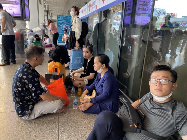 Vắng vẻ lạ thường khu vực sân bay Tân Sơn Nhất chiều 28 Tết - Ảnh 10.