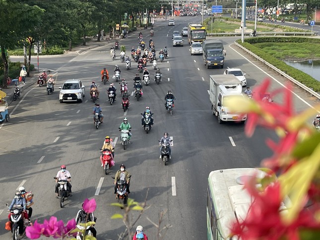Vắng vẻ lạ thường khu vực sân bay Tân Sơn Nhất chiều 28 Tết - Ảnh 12.