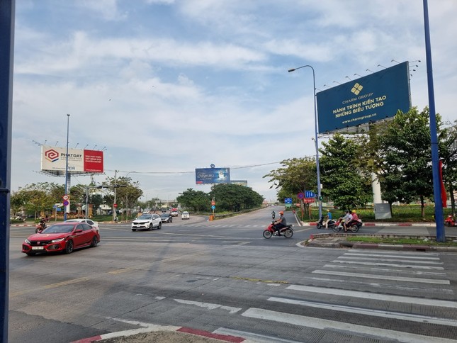 Vắng vẻ lạ thường khu vực sân bay Tân Sơn Nhất chiều 28 Tết - Ảnh 13.
