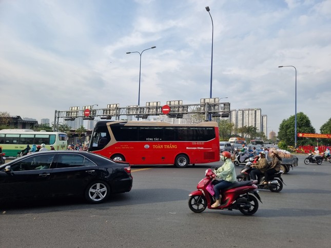 Vắng vẻ lạ thường khu vực sân bay Tân Sơn Nhất chiều 28 Tết - Ảnh 14.