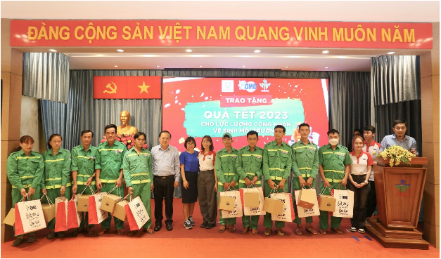 Mùa Tết yêu thương cho những anh hùng thầm lặng và người dân khó khăn - Ảnh 1. Mùa Tết yêu thương cho những anh hùng thầm lặng và người dân khó khăn - Ảnh 1.