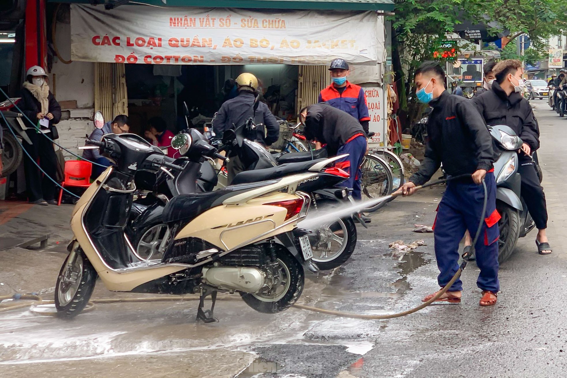 Giá tăng chóng mặt, dịch vụ rửa xe ‘hốt bạc’ dịp Tết - Ảnh 1. Giá tăng chóng mặt, dịch vụ rửa xe ‘hốt bạc’ dịp Tết - Ảnh 1.