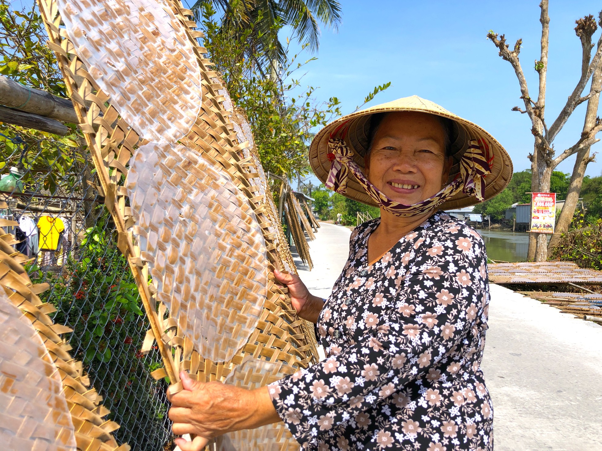 Bánh tráng miền Tây 'đắt như tôm tươi' dịp Tết - Ảnh 5.