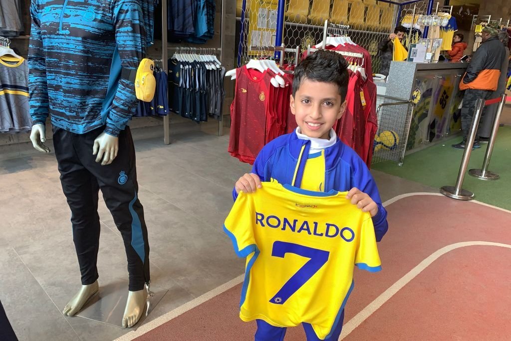 Fan xếp hàng chờ mua áo đấu của Ronaldo - Ảnh 4.