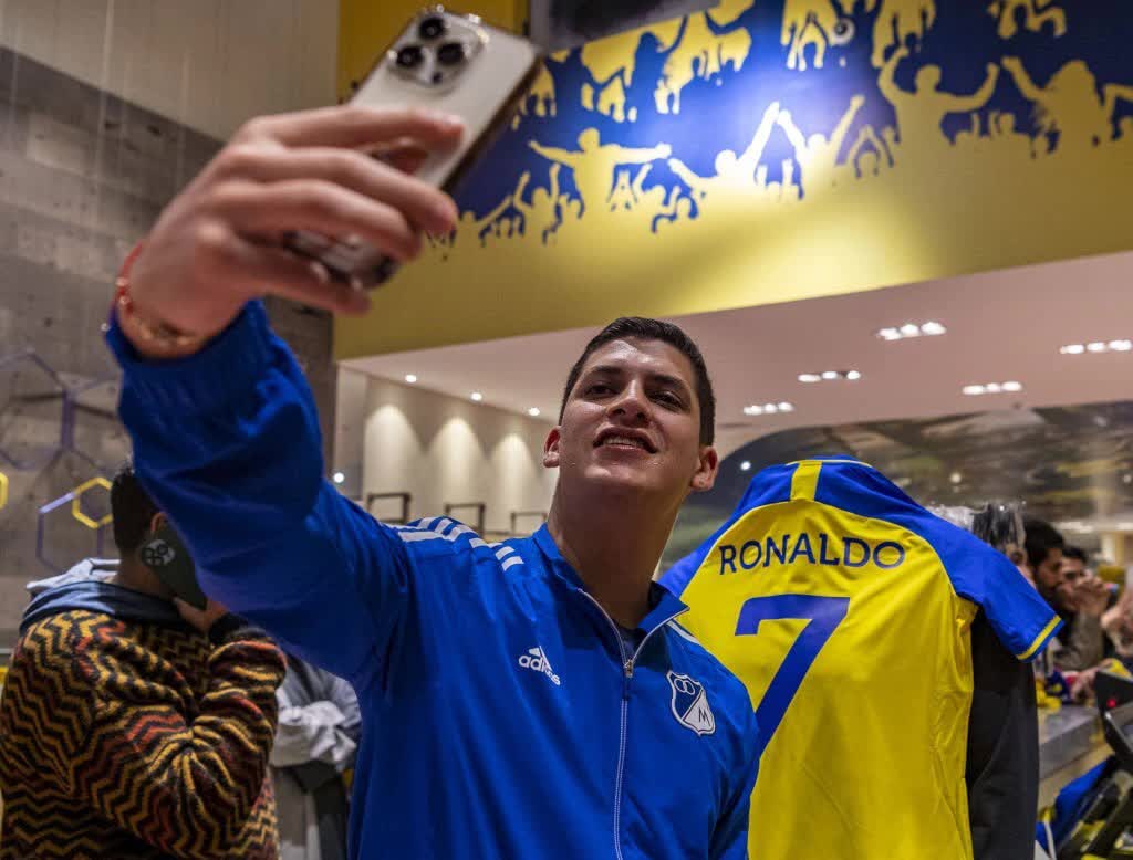 Fan xếp hàng chờ mua áo đấu của Ronaldo - Ảnh 2. Fan xếp hàng chờ mua áo đấu của Ronaldo - Ảnh 2.