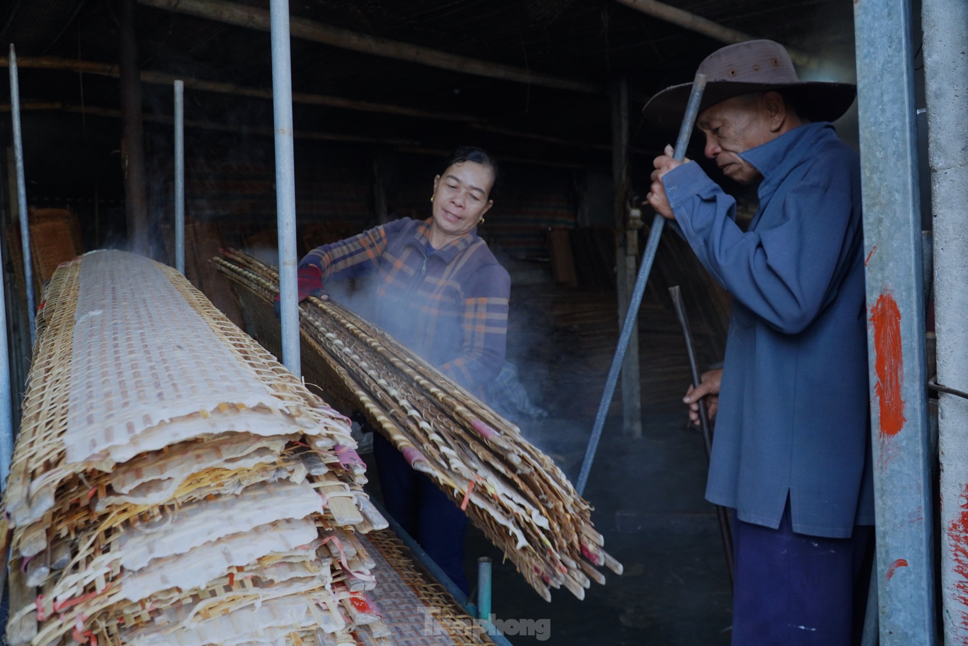 Tất bật ngày đêm làm bánh đa nem vụ Tết, kiếm tiền triệu mỗi ngày - Ảnh 1.