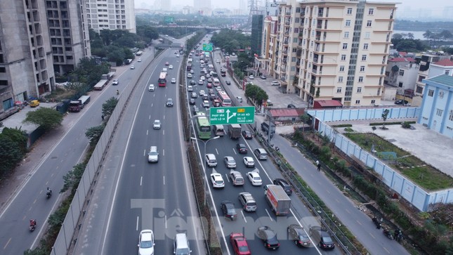 Ô tô tắc hàng cây số từ cao tốc Pháp Vân vào Hà Nội sau Tết Dương lịch - Ảnh 11.