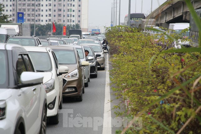 Ô tô tắc hàng cây số từ cao tốc Pháp Vân vào Hà Nội sau Tết Dương lịch - Ảnh 9.