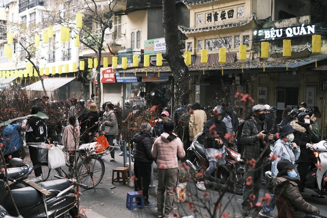 Hà Nội 29 Tết: Không còn cảnh xô bồ, tấp nập mà rất tươi đẹp và bình yên - Ảnh 3. Hà Nội 29 Tết: Không còn cảnh xô bồ, tấp nập mà rất tươi đẹp và bình yên - Ảnh 3.