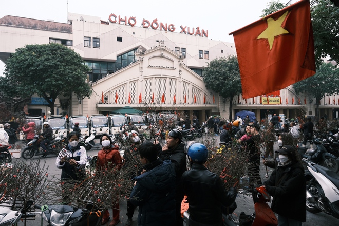 Hà Nội 29 Tết: Không còn cảnh xô bồ, tấp nập mà rất tươi đẹp và bình yên - Ảnh 2. Hà Nội 29 Tết: Không còn cảnh xô bồ, tấp nập mà rất tươi đẹp và bình yên - Ảnh 2.