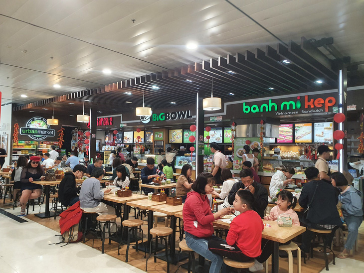 Bán hàng trong sân bay hốt bạc ngày Tết - Ảnh 1. Bán hàng trong sân bay hốt bạc ngày Tết - Ảnh 1.