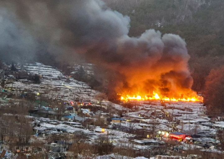 Khoảng 500 người phải sơ tán khỏi đám cháy khu ổ chuột ở Hàn Quốc - Ảnh 1.