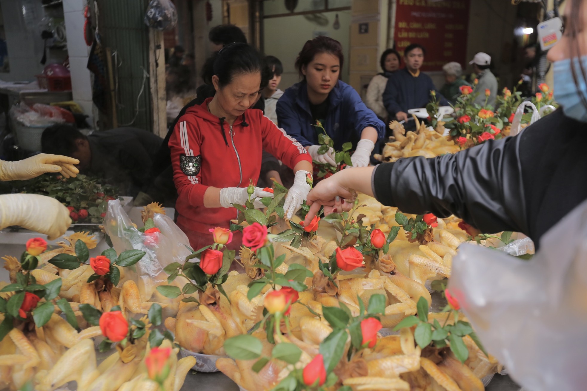 'Chợ nhà giàu' ở Hà Nội tấp nập sáng 30 Tết, khách không ngần ngại rút ví - Ảnh 5.