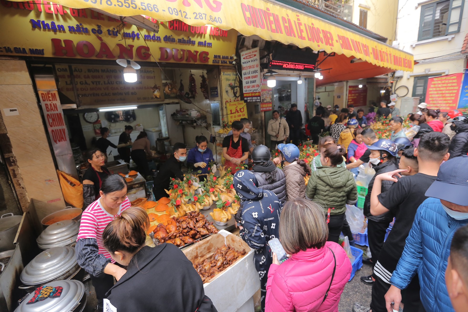 'Chợ nhà giàu' ở Hà Nội tấp nập sáng 30 Tết, khách không ngần ngại rút ví - Ảnh 2.