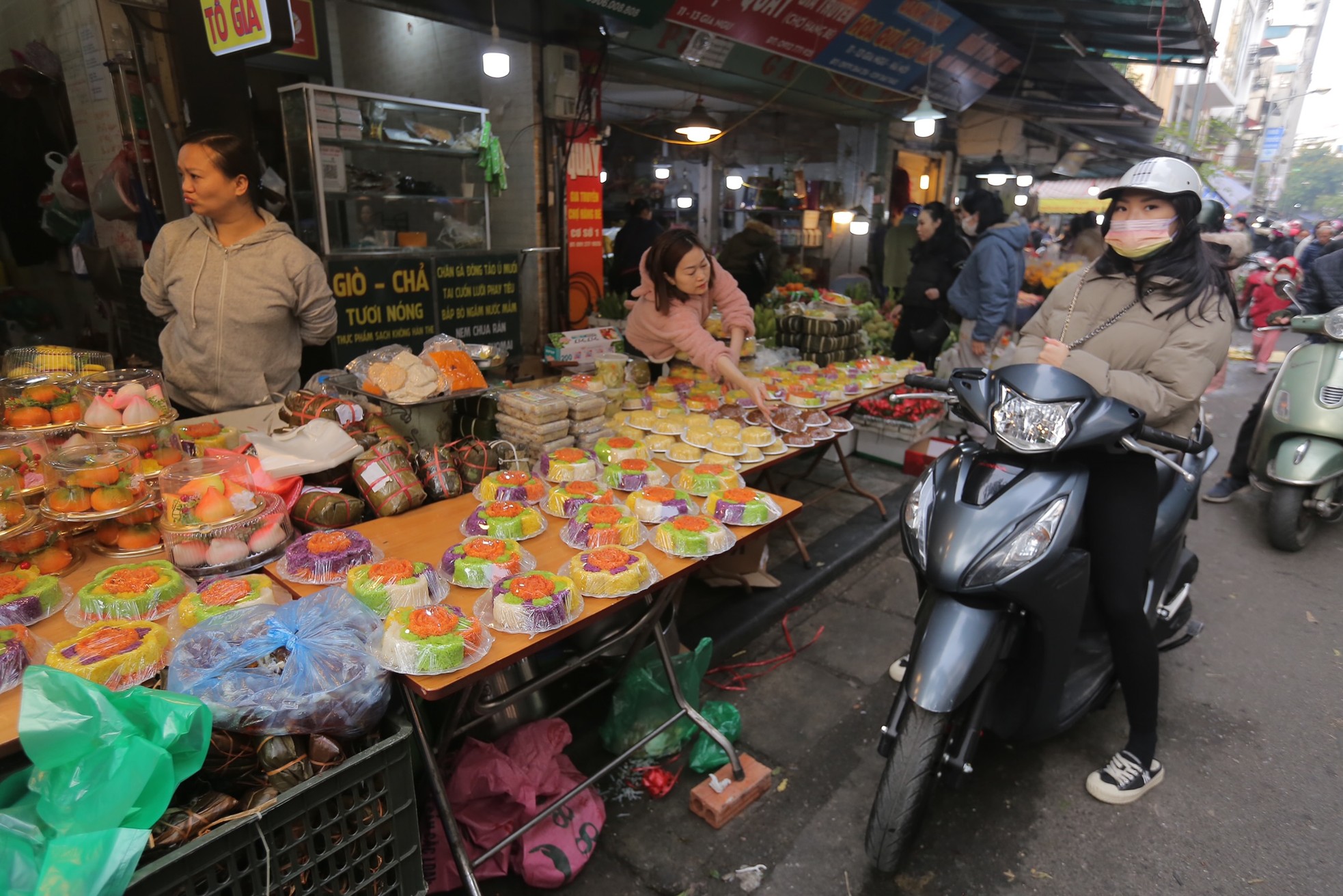 'Chợ nhà giàu' ở Hà Nội tấp nập sáng 30 Tết, khách không ngần ngại rút ví - Ảnh 11.