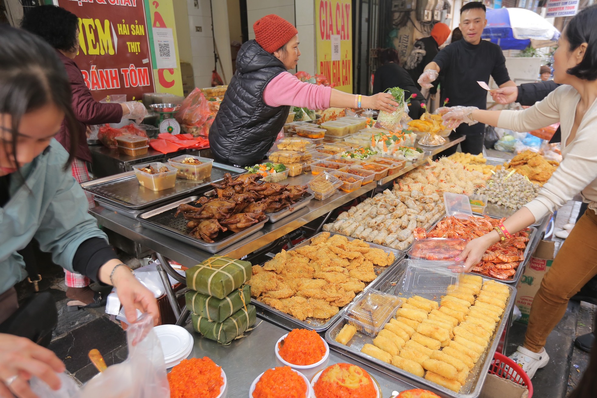 'Chợ nhà giàu' ở Hà Nội tấp nập sáng 30 Tết, khách không ngần ngại rút ví - Ảnh 15.