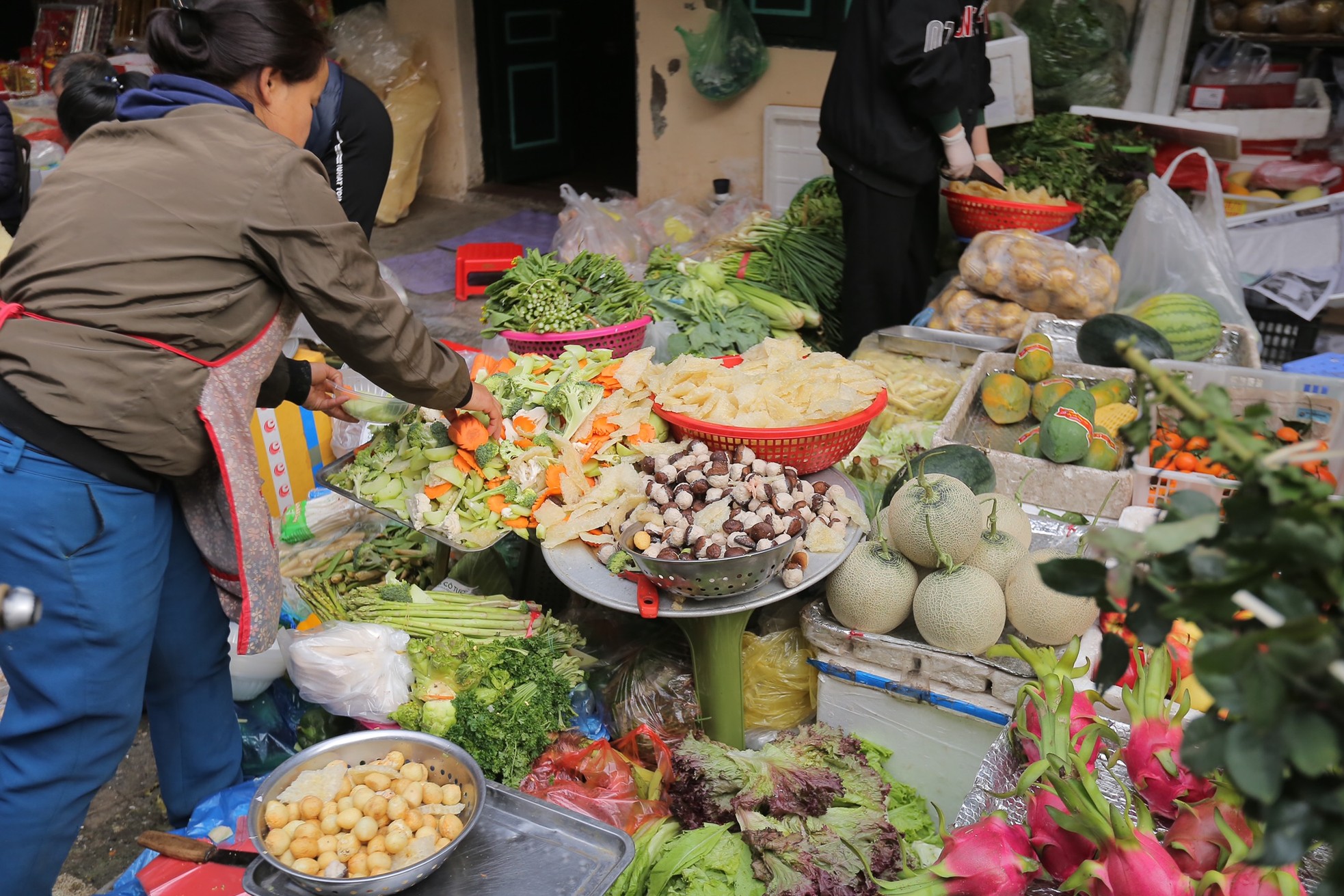 'Chợ nhà giàu' ở Hà Nội tấp nập sáng 30 Tết, khách không ngần ngại rút ví - Ảnh 9.