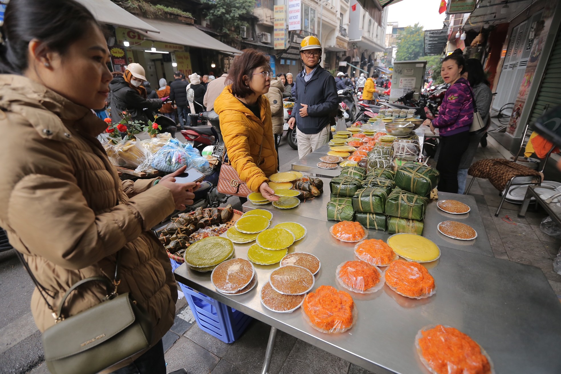 'Chợ nhà giàu' ở Hà Nội tấp nập sáng 30 Tết, khách không ngần ngại rút ví - Ảnh 14.
