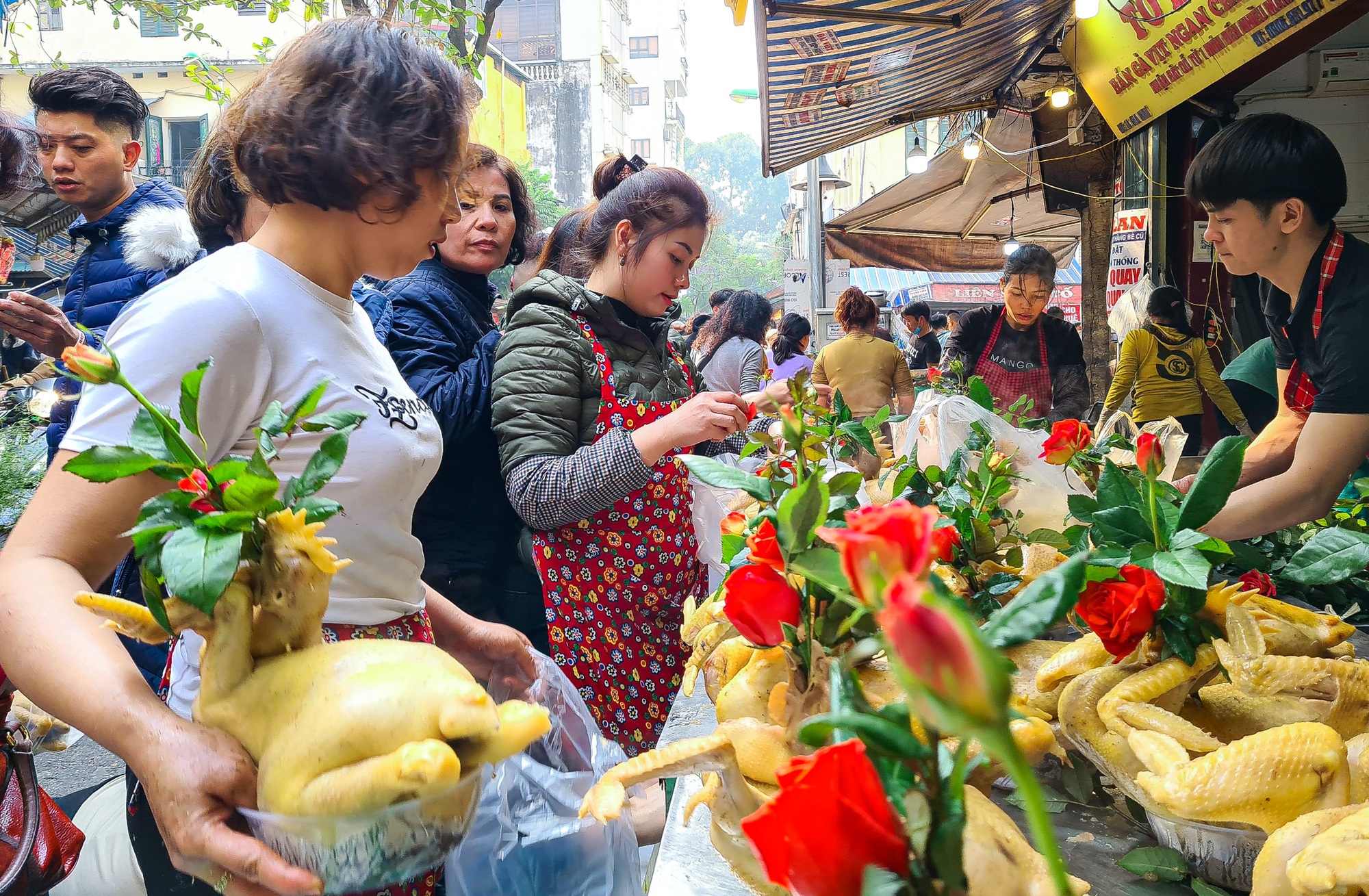 Người dân chen chân mua gà ngậm hoa hồng tại chợ nhà giàu - Ảnh 4.