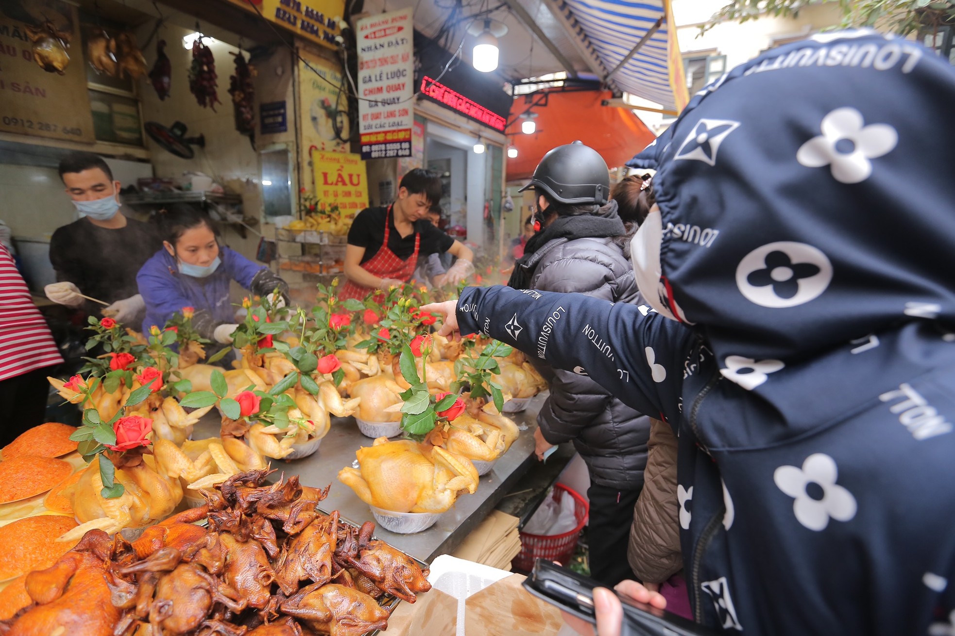 'Chợ nhà giàu' ở Hà Nội tấp nập sáng 30 Tết, khách không ngần ngại rút ví - Ảnh 6.