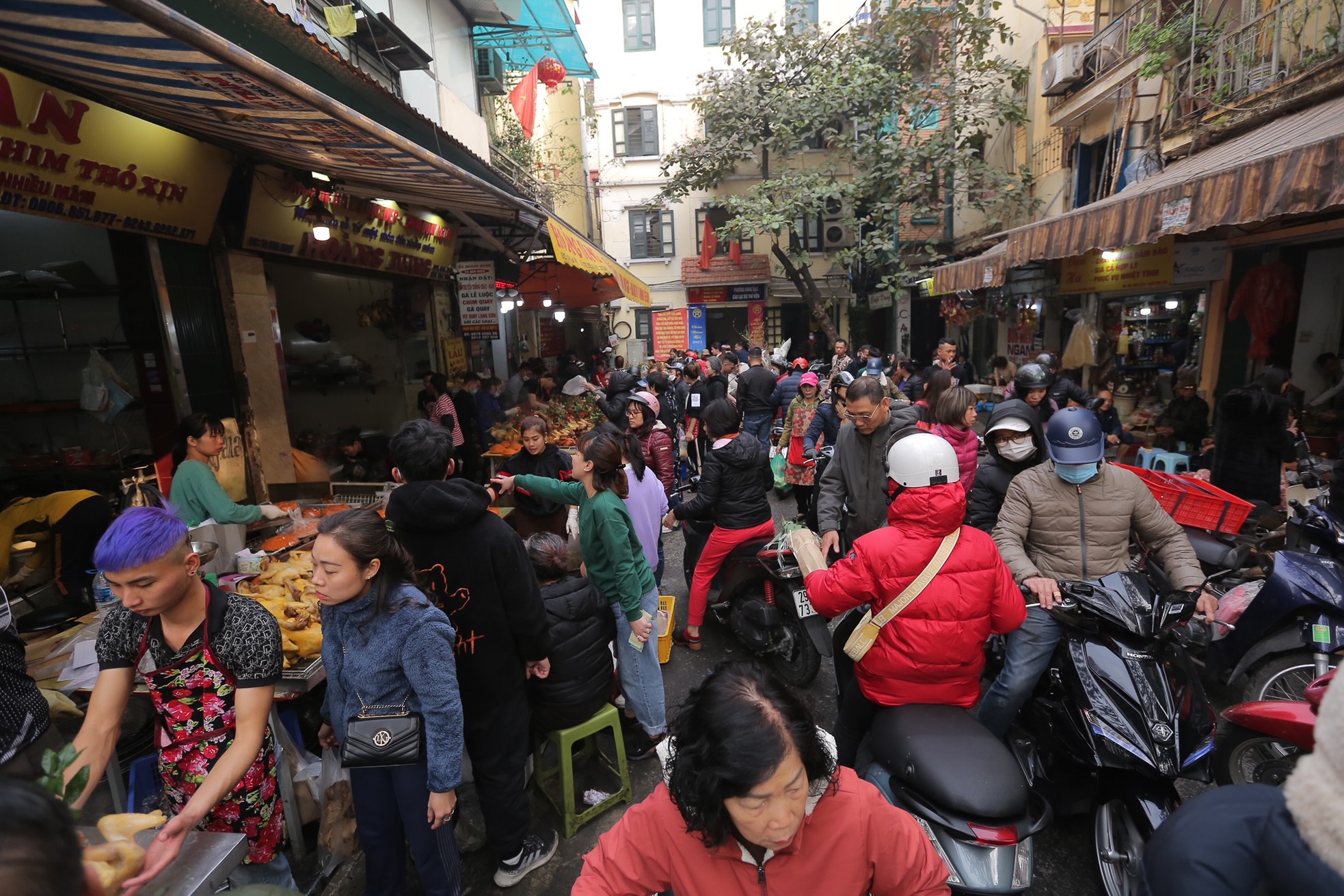 'Chợ nhà giàu' ở Hà Nội tấp nập sáng 30 Tết, khách không ngần ngại rút ví - Ảnh 1.