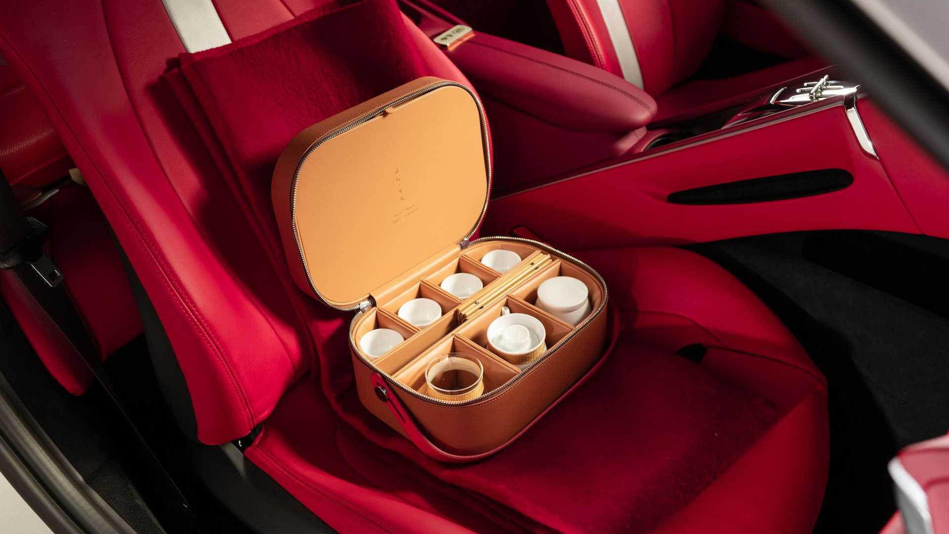 Ferrari Roma phiên bản đặc biệt có bộ ấm trà, hộp xì gà và cả... diều trong xe - Ảnh 8. Ferrari Roma phiên bản đặc biệt có bộ ấm trà, hộp xì gà và cả... diều trong xe - Ảnh 8.